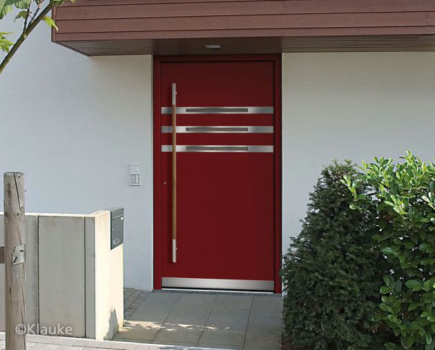 Rote Eingangstüre aus Aluminium 